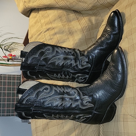 Justin Men's cowboy boots. Style 1437.Leather uppers/ Black bull hide lower